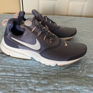 Nike tennis shoe gently used size 9.5
